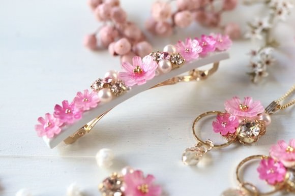 秋の花のコスモス、スワロフスキーやビジュー、パールのスリムバレッタ